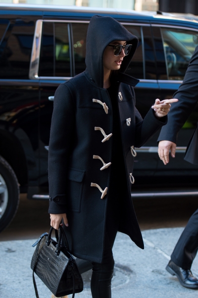 hailey-baldwin-shopping-in-nyc-11617-17.jpg