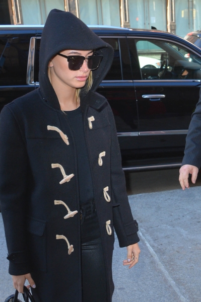 hailey-baldwin-shopping-in-nyc-11617-2.jpg
