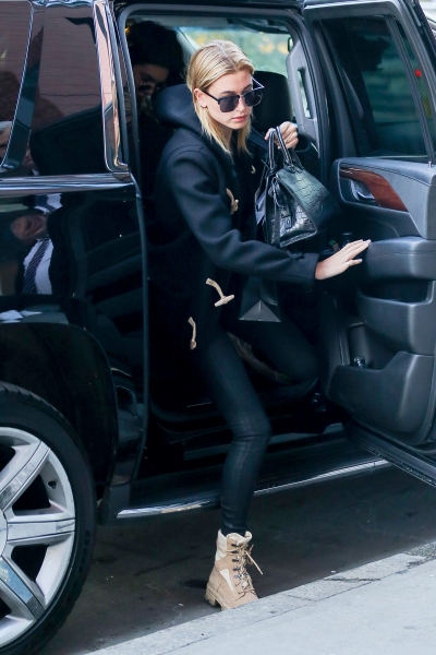 hailey-baldwin-shopping-in-nyc-11617-23.jpg