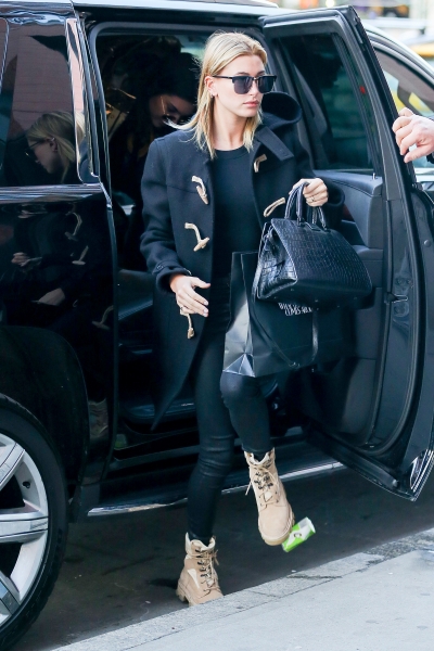 hailey-baldwin-shopping-in-nyc-11617-24.jpg