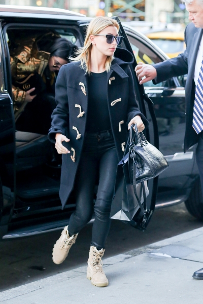 hailey-baldwin-shopping-in-nyc-11617-25.jpg