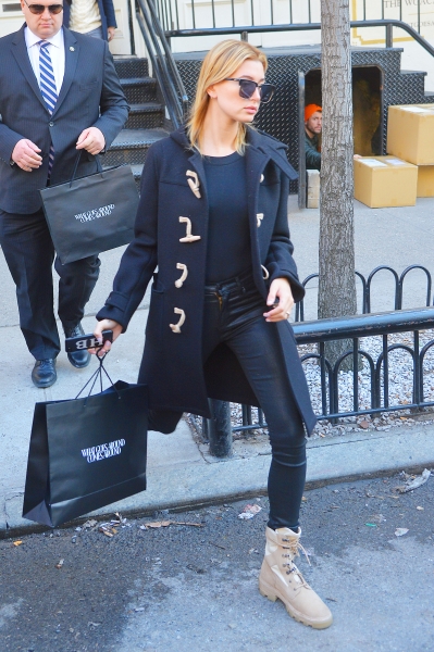 hailey-baldwin-shopping-in-nyc-11617-26.jpg
