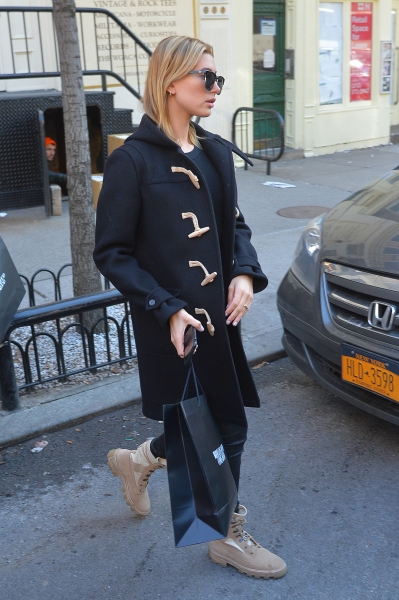 hailey-baldwin-shopping-in-nyc-11617-27.jpg
