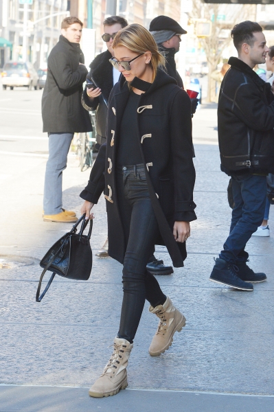 hailey-baldwin-shopping-in-nyc-11617-30.jpg