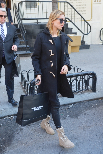 hailey-baldwin-shopping-in-nyc-11617-4.jpg