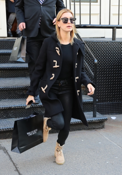hailey-baldwin-shopping-in-nyc-11617-7.jpg
