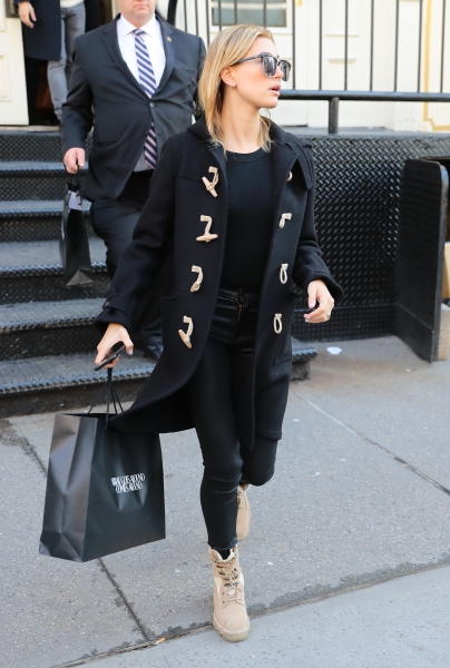 hailey-baldwin-shopping-in-nyc-11617-9.jpg