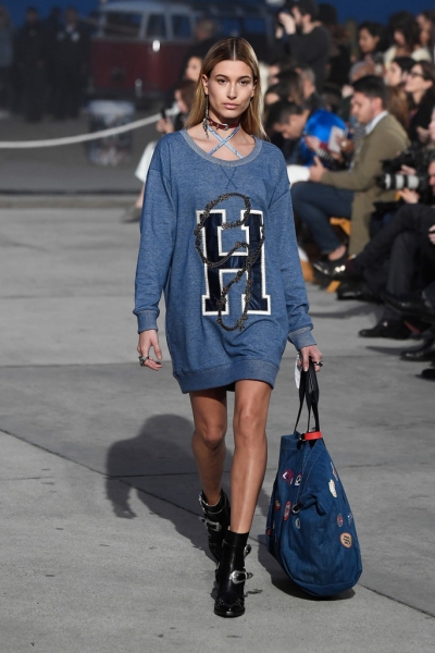 hailey-baldwin-tommy-hilfiger-tommy-land-fashion-show-i_0002.jpg