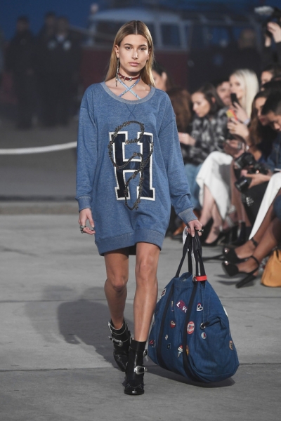 hailey-baldwin-tommy-hilfiger-tommy-land-fashion-show-i_0004.jpg