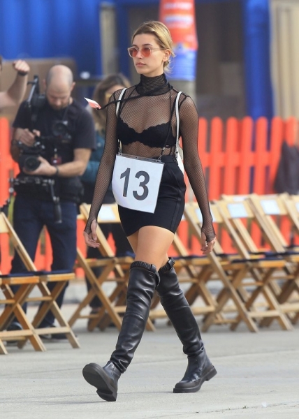 hailey-baldwin-tommy-hilfiger-tommy-land-fashion-show-in-venic_0009.jpg