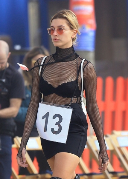 hailey-baldwin-tommy-hilfiger-tommy-land-fashion-show-in-venic_0010.jpg