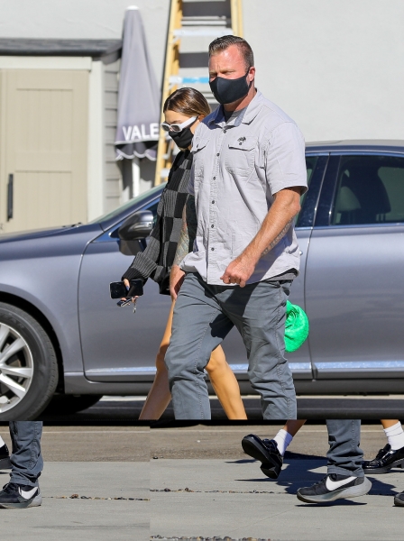 x17_hailey_baldwin_checker_111520_07.jpg