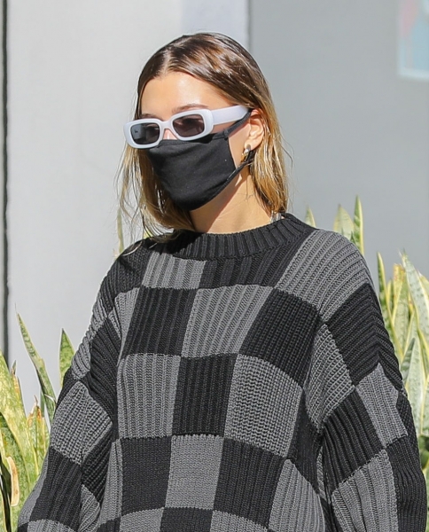 x17_hailey_baldwin_checker_111520_10.jpg