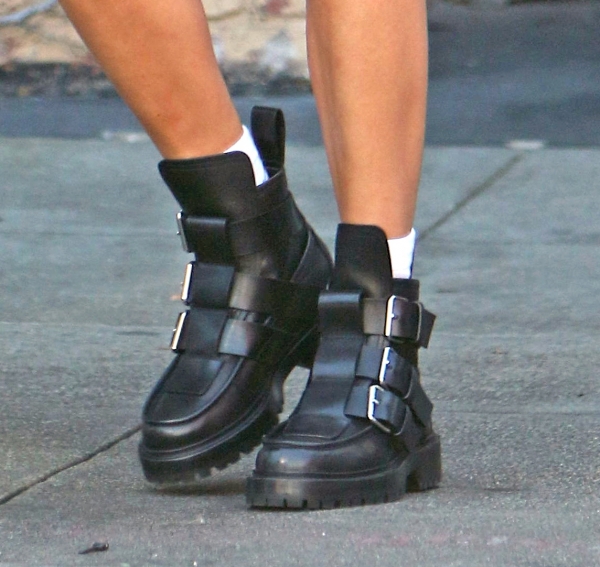 x17_hailey_baldwin_legs_031417_27.jpg