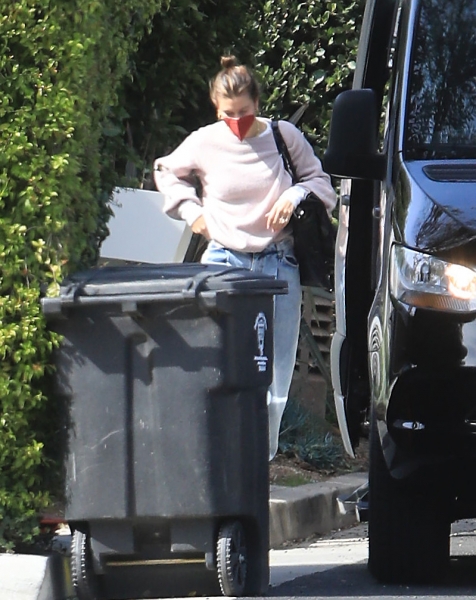 x17_justin_bieber_hailey_baldwin_vday_021421_06.jpg