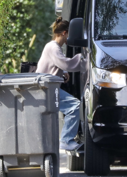 x17_justin_bieber_hailey_rv_021421_11.jpg