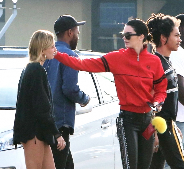 x17_kendall_jenner_ocean_031917_03.jpg