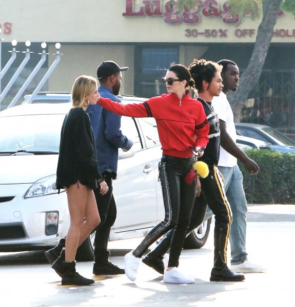 x17_kendall_jenner_ocean_031917_15.jpg