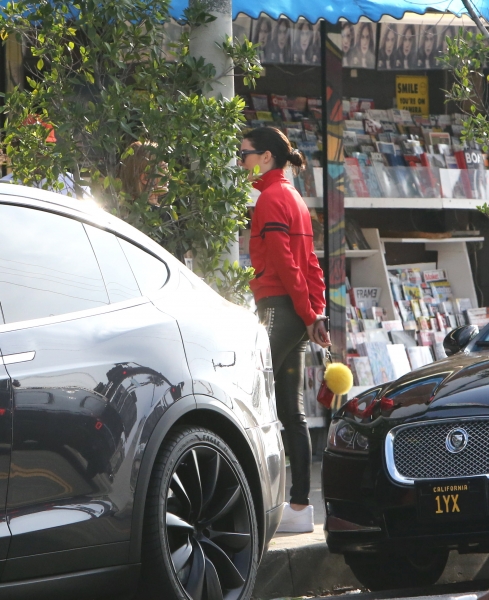 x17_kendall_jenner_ocean_031917_16.jpg