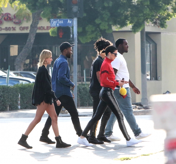 x17_kendall_jenner_ocean_031917_25.jpg