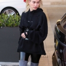 Hailey-Baldwin-out-in-Beverly-Hills--05.jpg