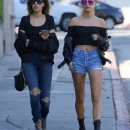 Hailey_Baldwin_281029~4.jpg