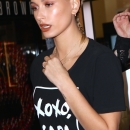 Hailey_Baldwin_281229~3.jpg