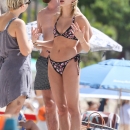 Hailey_Baldwin_281529~7.jpg