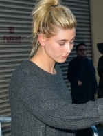Hailey_Baldwin_28329~14.jpg