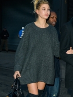 Hailey_Baldwin_28529~13.jpg