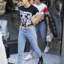 Hailey_Baldwin_28529~8.jpg