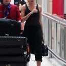 Hailey_Baldwin_28729~7.jpg