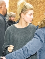 Hailey_Baldwin_28929~10.jpg