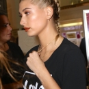 Hailey_Baldwin_28929~3.jpg