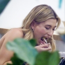 Hailey_Baldwin__281029~0.jpg