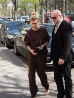 INSTAR_Hailey_Baldwin_Shopping_In_Paris_3341843764.jpg
