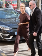INSTAR_Hailey_Baldwin_Shopping_In_Paris_3341843765.jpg