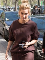 INSTAR_Hailey_Baldwin_Shopping_In_Paris_3341843766.jpg