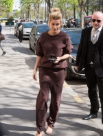 INSTAR_Hailey_Baldwin_Shopping_In_Paris_3341843767.jpg
