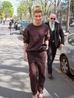 INSTAR_Hailey_Baldwin_Shopping_In_Paris_3341843768.jpg