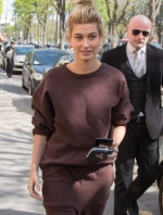 INSTAR_Hailey_Baldwin_Shopping_In_Paris_3341843769.jpg