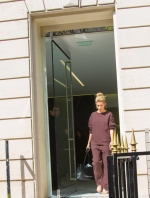INSTAR_Hailey_Baldwin_Shopping_In_Paris_3341843772.jpg