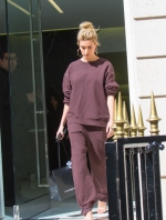 INSTAR_Hailey_Baldwin_Shopping_In_Paris_3341843774.jpg