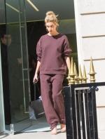 INSTAR_Hailey_Baldwin_Shopping_In_Paris_3341843775.jpg
