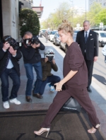 INSTAR_Hailey_Baldwin_Shopping_In_Paris_3341843780.jpg