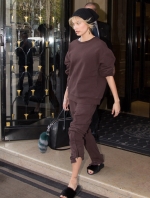 INSTAR_Hailey_Baldwin_Shopping_In_Paris_3341843781.jpg