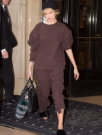 INSTAR_Hailey_Baldwin_Shopping_In_Paris_3341843782.jpg