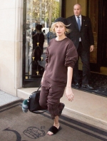 INSTAR_Hailey_Baldwin_Shopping_In_Paris_3341843783.jpg