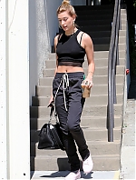 Instar_Hailey_Baldwin_in_Weho_10011179252.jpg