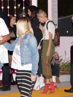 X17_kendall_jenner_Hailey_042117_02.jpg